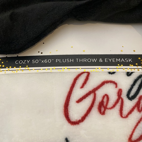 2-piece plush throw and sleep mask gift set NEW - Picture 6 of 6